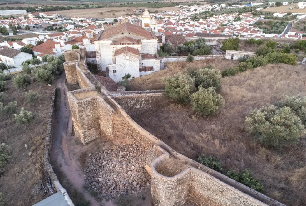 Troço da muralha de Veiros ruiu há dois anos e permanece no chão