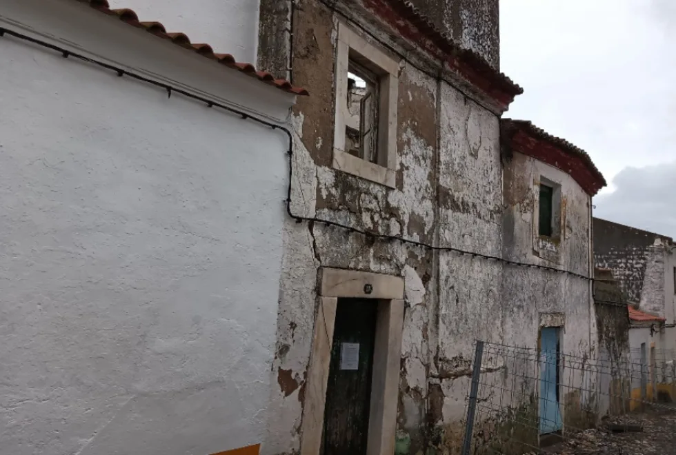 Prédio em ruínas mantém encerrada rua em Veiros há mais de dois anos