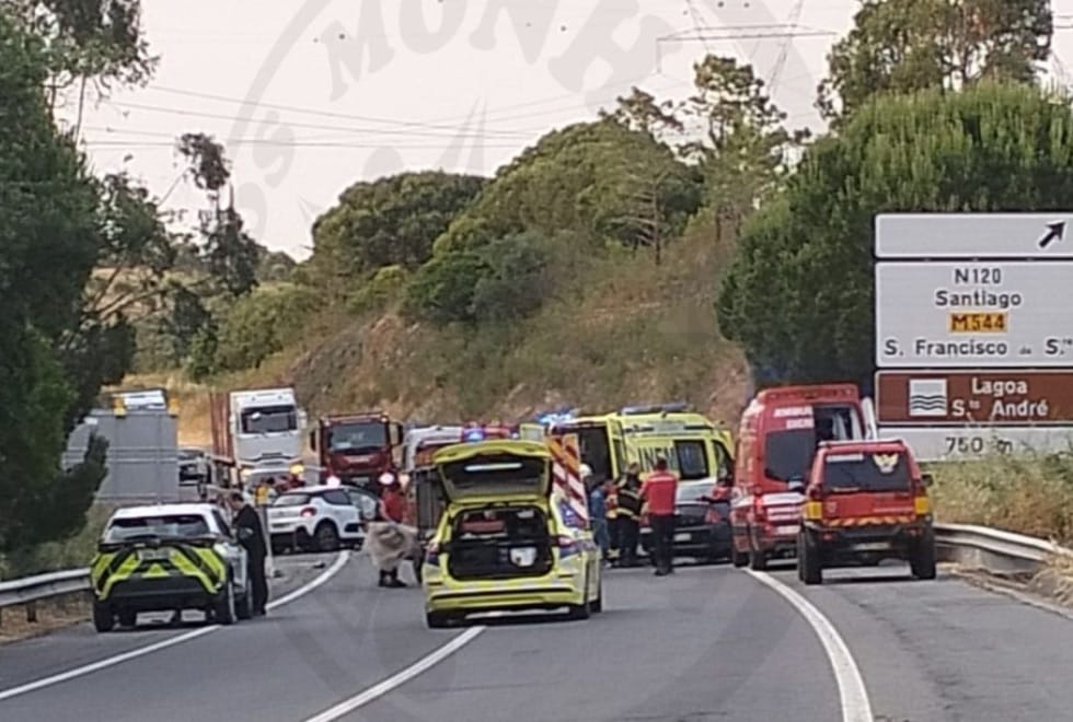 Colisão entre três veículos no IC 33 faz oito feridos, dois em estado grave