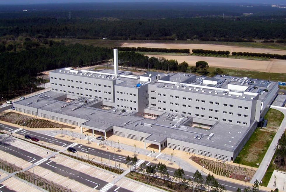 Utentes contra atraso em obra que bloqueia acesso ao Hospital do Litoral Alentejano