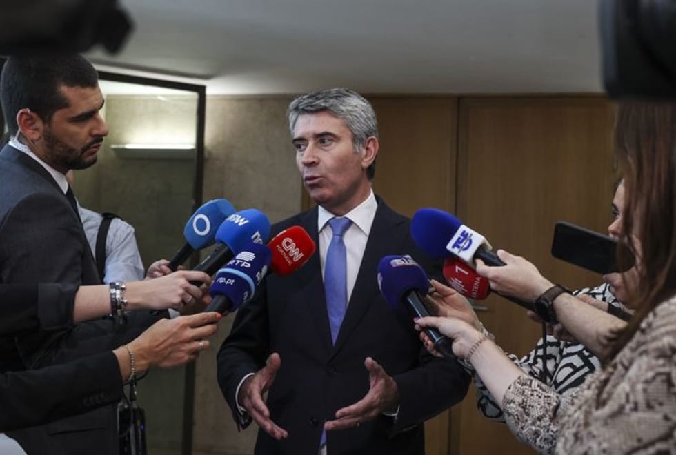 Évora: José Luís Carneiro quer retorno económico do investimento na defesa