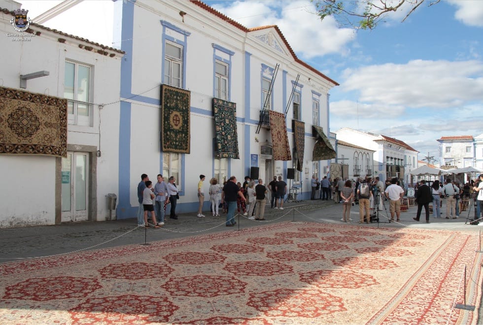Arraiolos põe tapetes na rua e celebra a sua identidade cultural