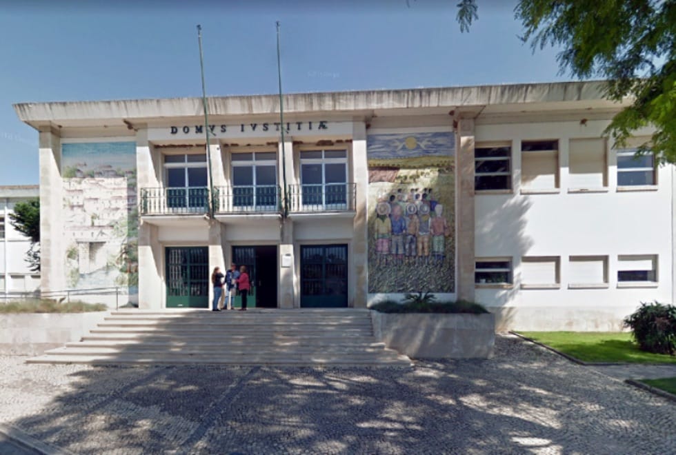 Suspeito de roubo em Milfontes exibiu arma falsa e fica em preventiva