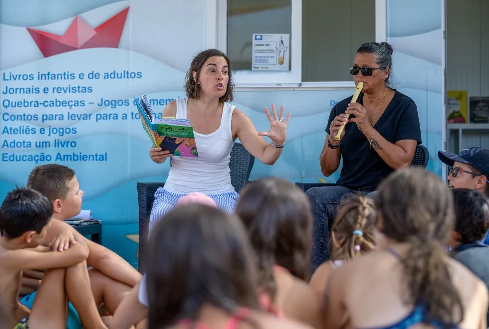 Entre a areia e o mar, a magia das palavras ganha vida em praia de Sines