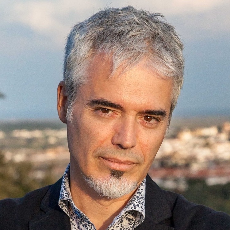 Miguel Bastos Araújo: “Acrópole submersa em carros”